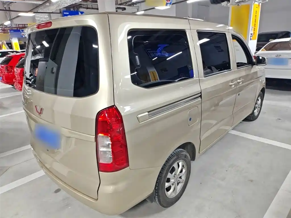 Wuling Hongguang V 1.5 L Power Enjoyment Electric Assist LAR
