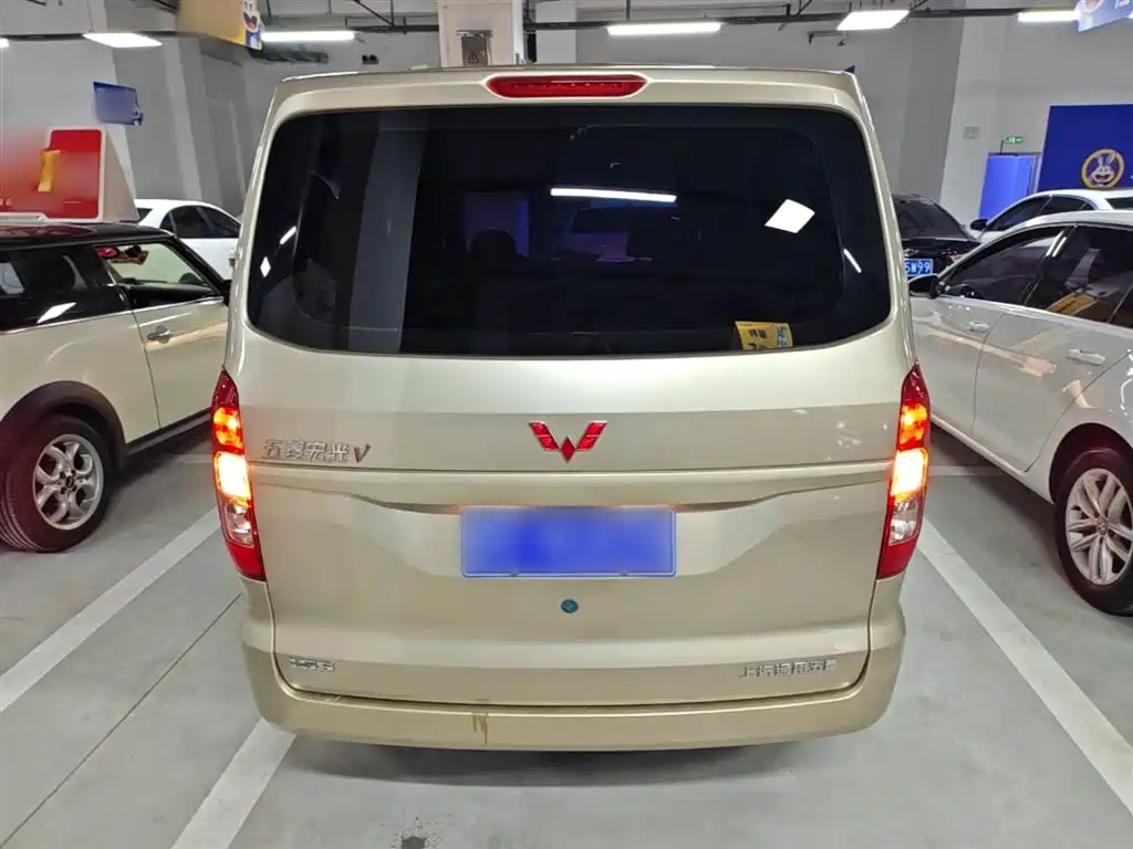 Wuling Hongguang V 1.5 L Power Enjoyment Electric Assist LAR