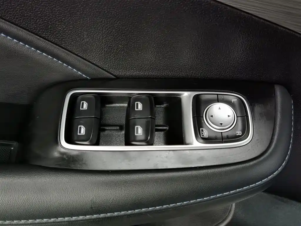 Roewe RX5 330 TGI Auto China Style