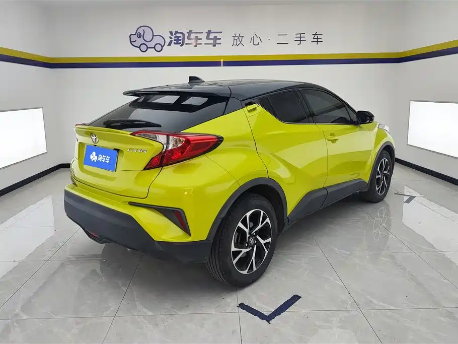 Toyota C-HR 2.0 L Leading Sunroof CN-VI