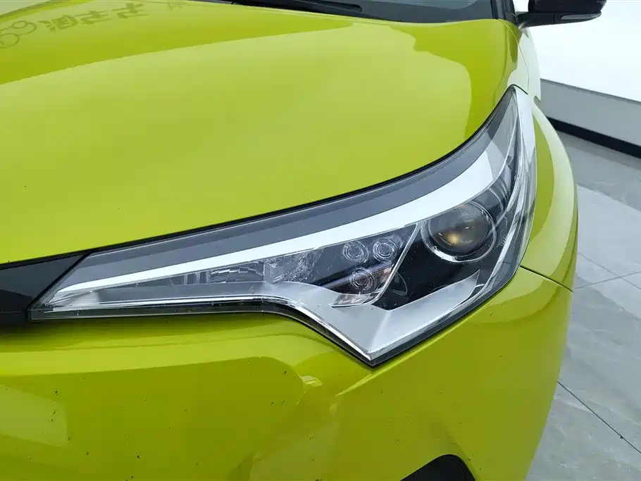 Toyota C-HR 2.0 L Leading Sunroof CN-VI