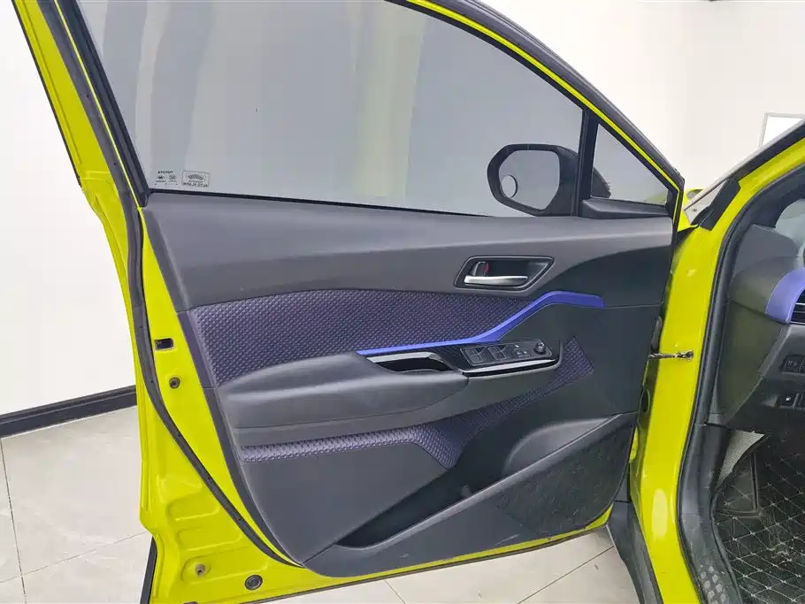 Toyota C-HR 2.0 L Leading Sunroof CN-VI