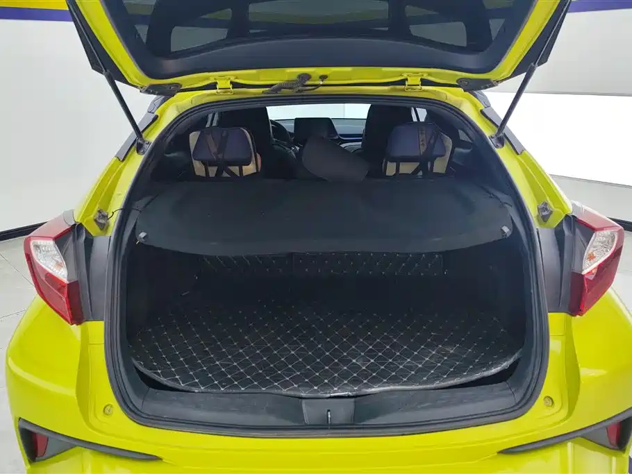 Toyota C-HR 2.0 L Leading Sunroof CN-VI