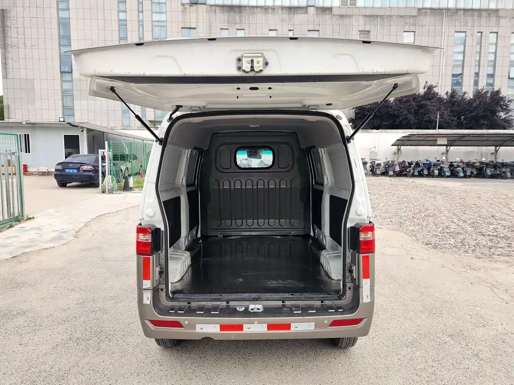 Xiaohaishi X30 小海狮X30 2024款 1.5 L 财富型厢货 2/5座 前置空调
