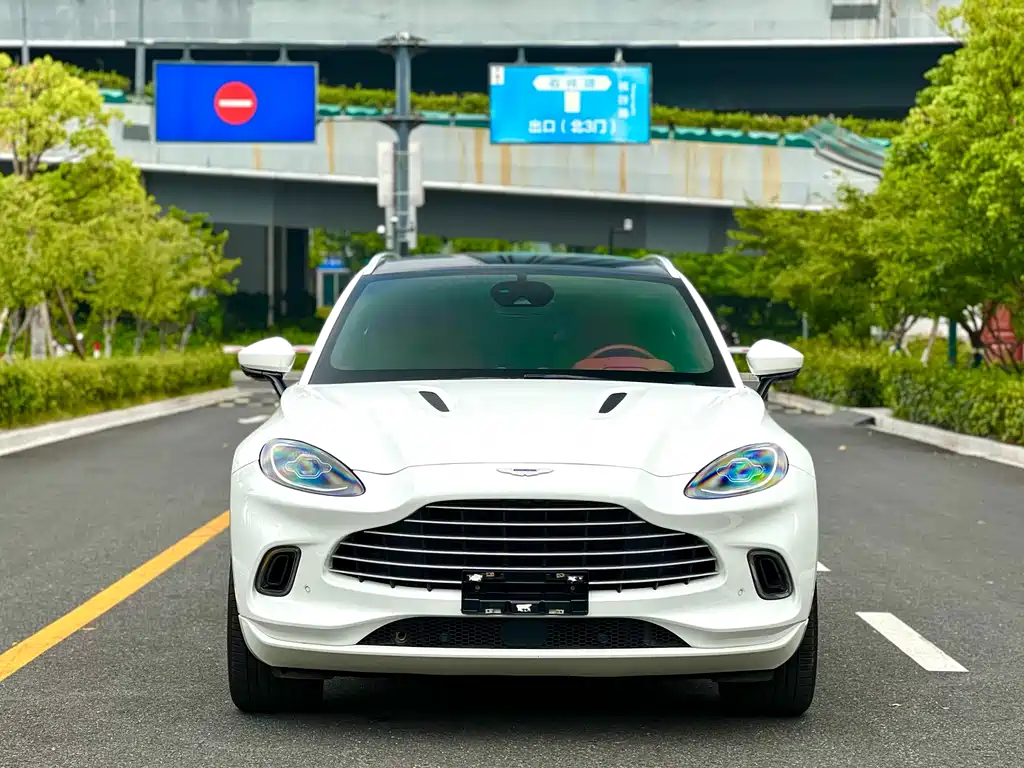 Aston Martin DBX 3.0 T STRAIGHT-SIX