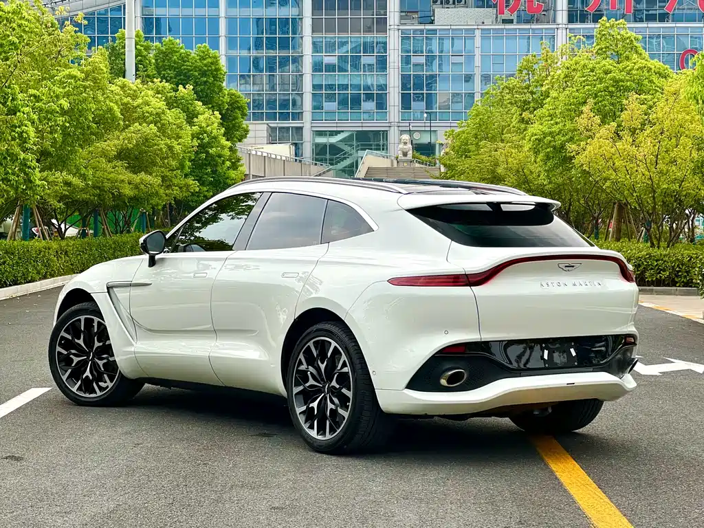 Aston Martin DBX 3.0 T STRAIGHT-SIX