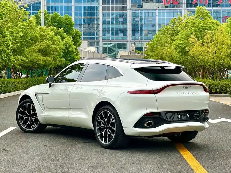 Aston Martin DBX 3.0 T STRAIGHT-SIX