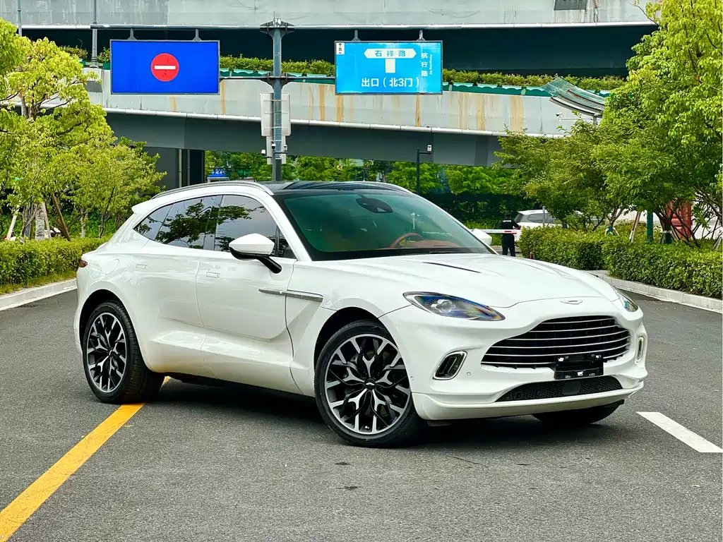 Aston Martin DBX 3.0 T STRAIGHT-SIX