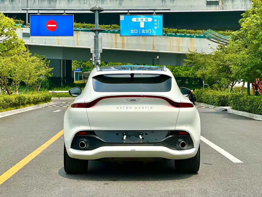 Aston Martin DBX 3.0 T STRAIGHT-SIX