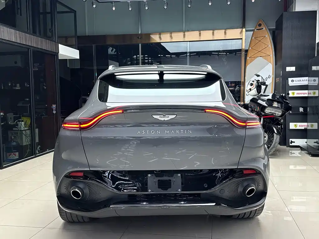 Aston Martin DBX 3.0 T STRAIGHT-SIX