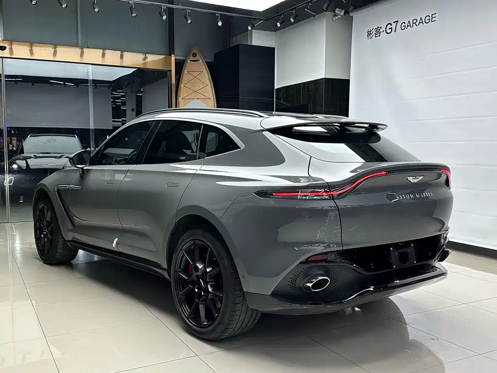 Aston Martin DBX 3.0 T STRAIGHT-SIX