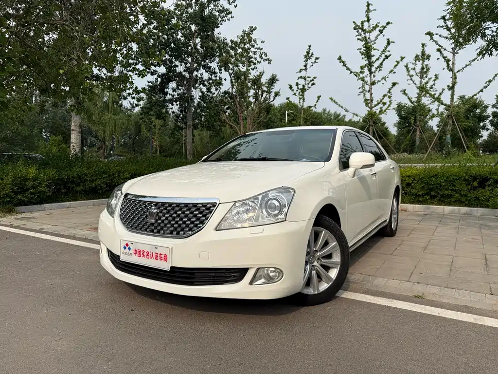 Crown 2.5 L Royal Leather Sunroof