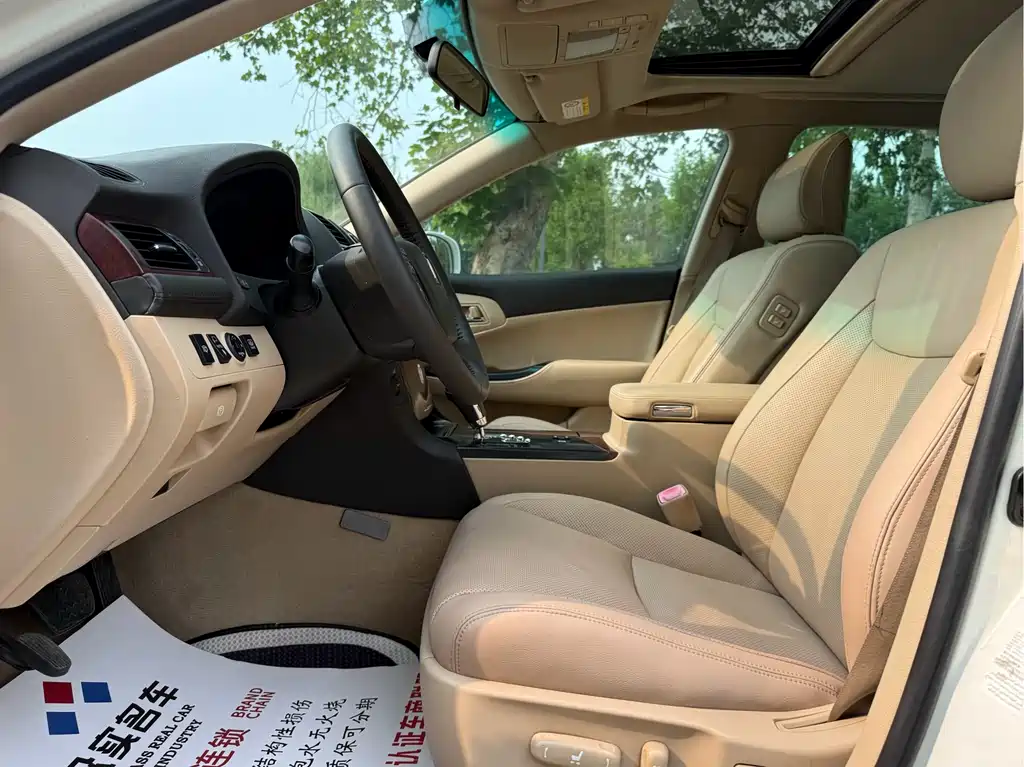 Crown 2.5 L Royal Leather Sunroof