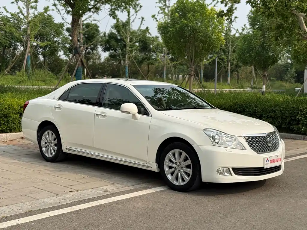 Crown 2.5 L Royal Leather Sunroof