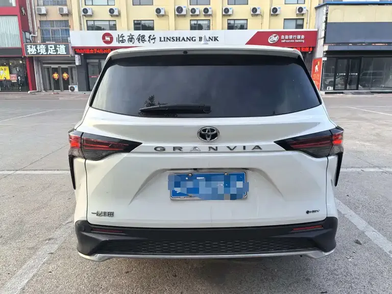 Toyota Granvia 2.5 L Hybrid Comfort