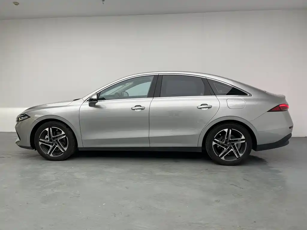 Roewe D7 DMH 125 km Outstanding