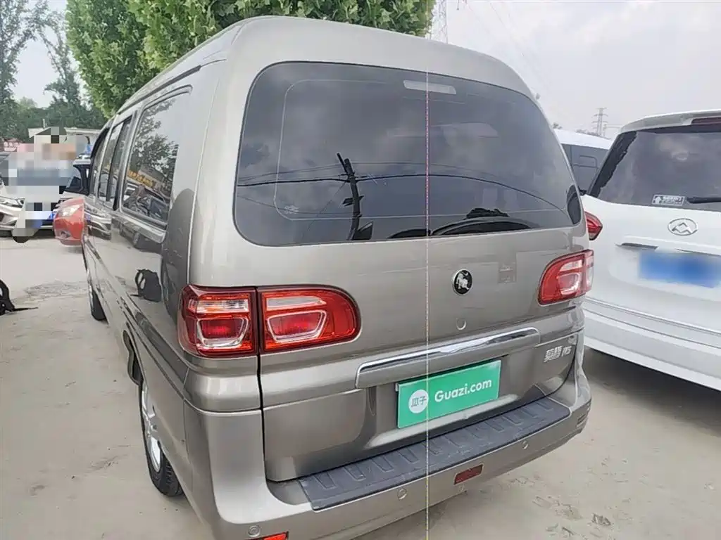 Lingzhi M5 L 1.6 L Basic 7-seat