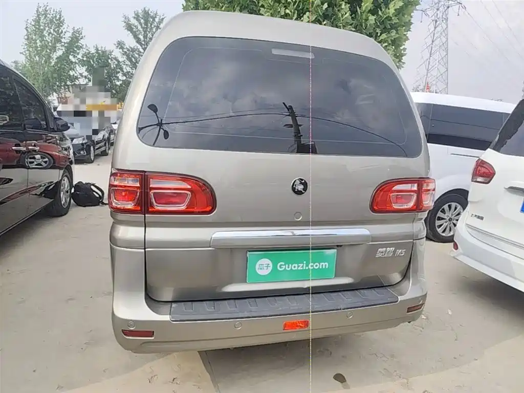 Lingzhi M5 L 1.6 L Basic 7-seat