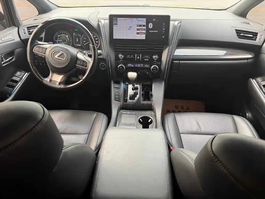 Lexus LM 300 h 4-seat Royal World