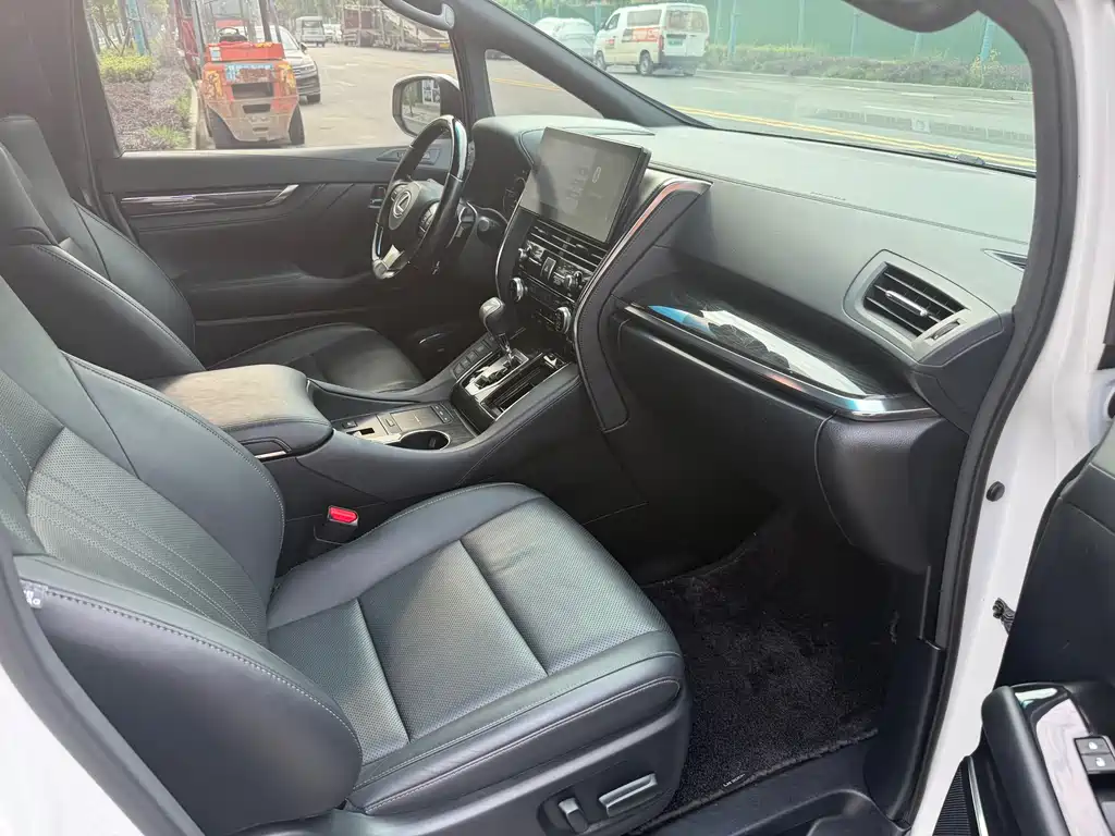 Lexus LM 300 h 4-seat Royal World