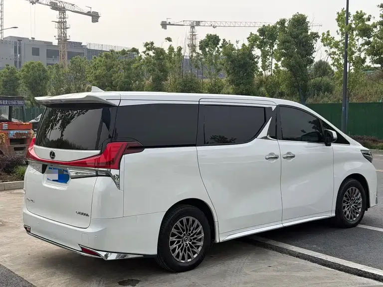 Lexus LM 300 h 4-seat Royal World