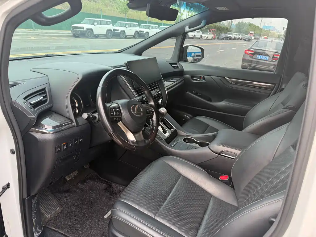 Lexus LM 300 h 4-seat Royal World
