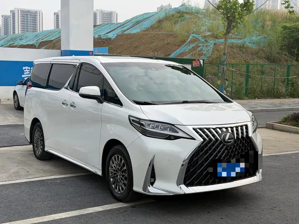 Lexus LM 300 h 4-seat Royal World