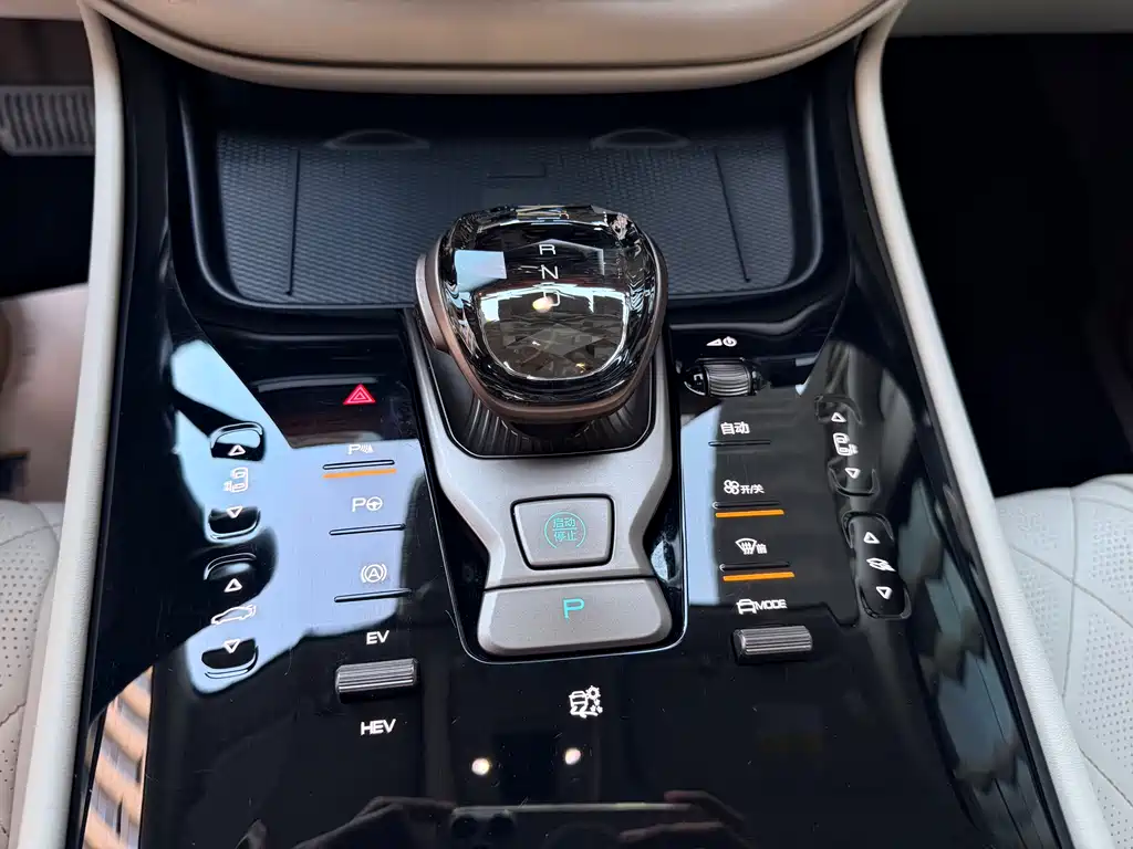 Denza D9 DM-i 970 4 WD Flagship