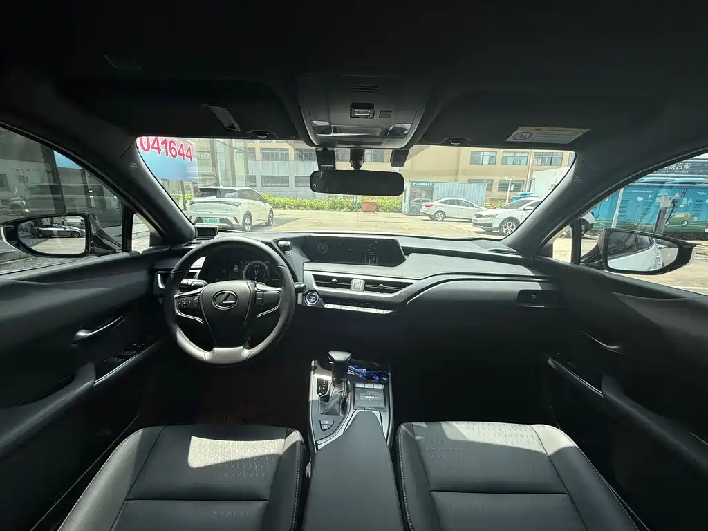 Lexus UX 260 h · CN-V