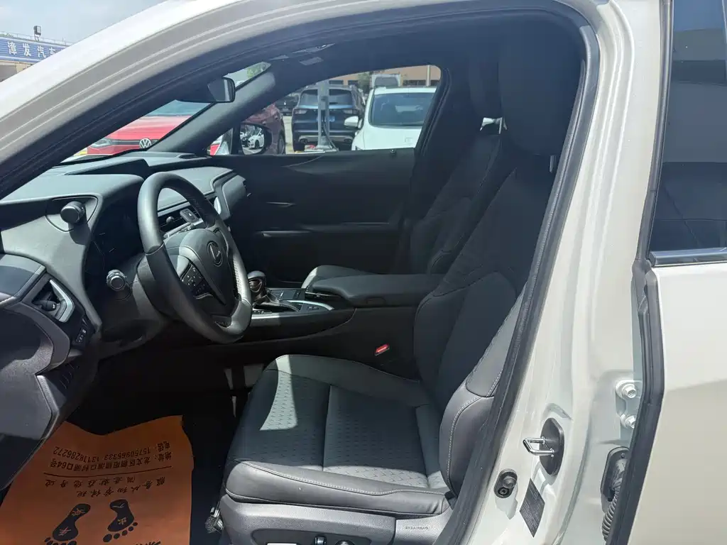 Lexus UX 260 h · CN-V