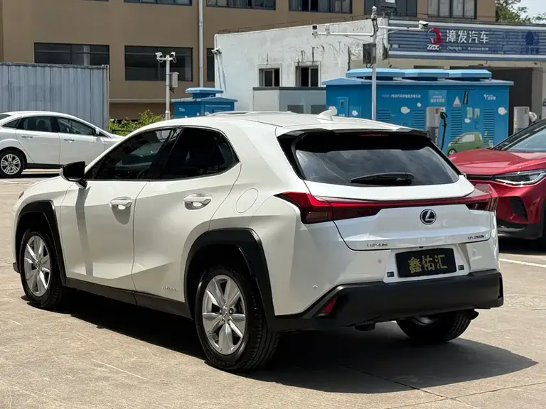 Lexus UX 260 h · CN-V