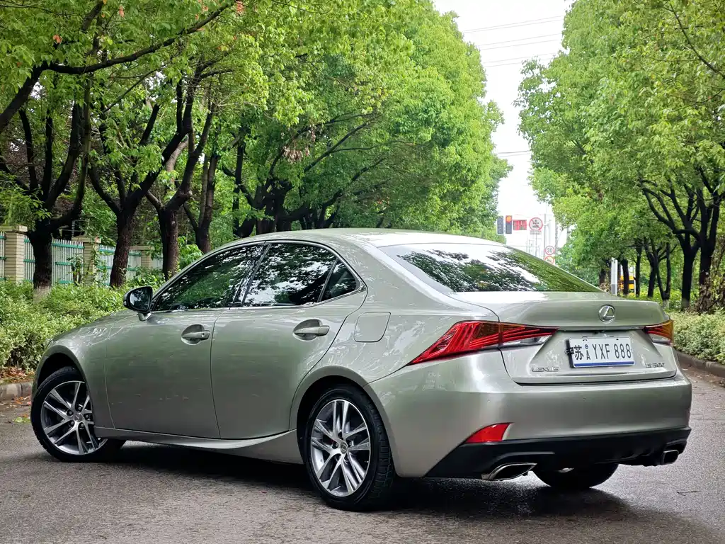 Lexus IS 300 Leading