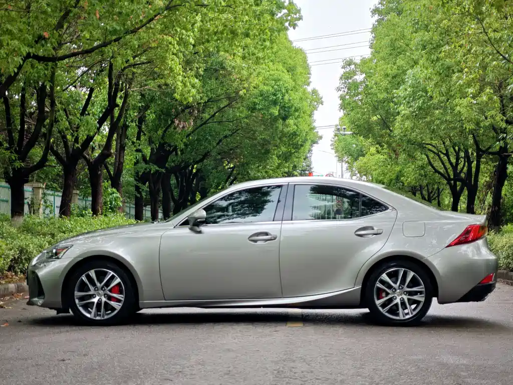 Lexus IS 300 Leading
