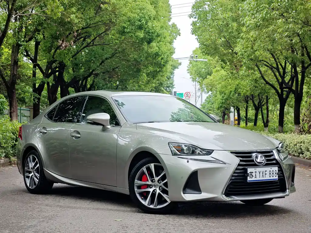 Lexus IS 300 Leading