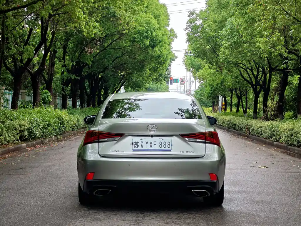 Lexus IS 300 Leading
