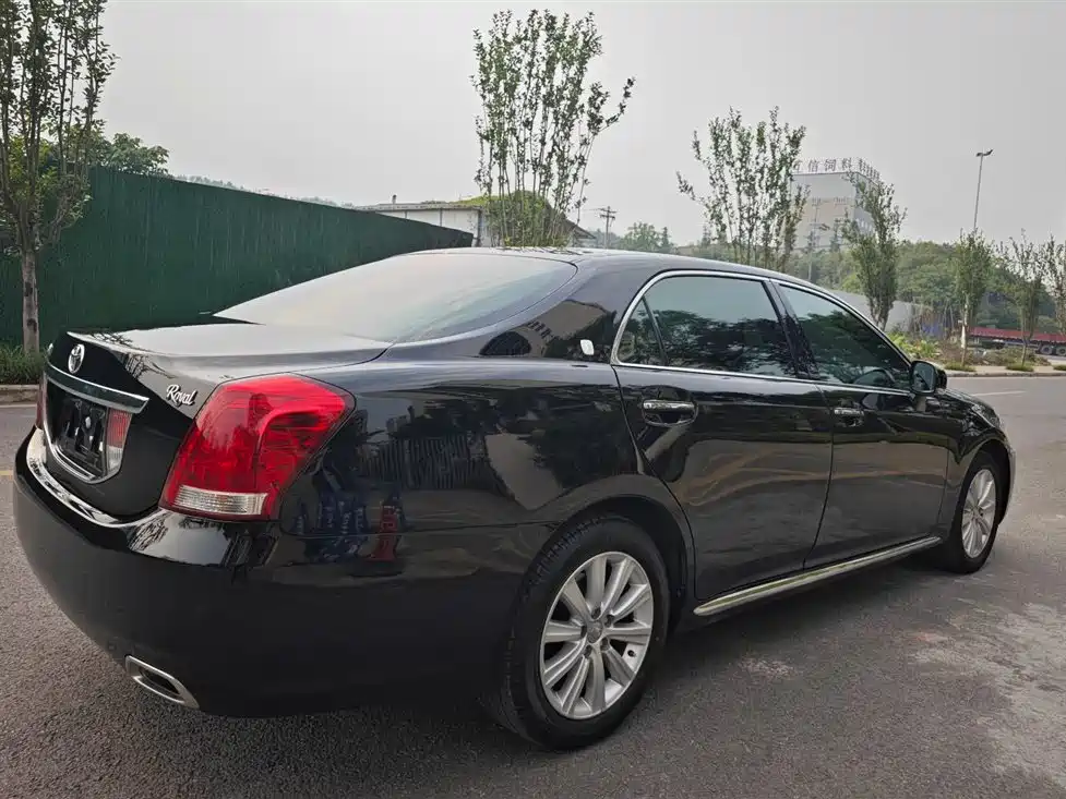 Crown 2.5 L Royal Leather Sunroof Navigation