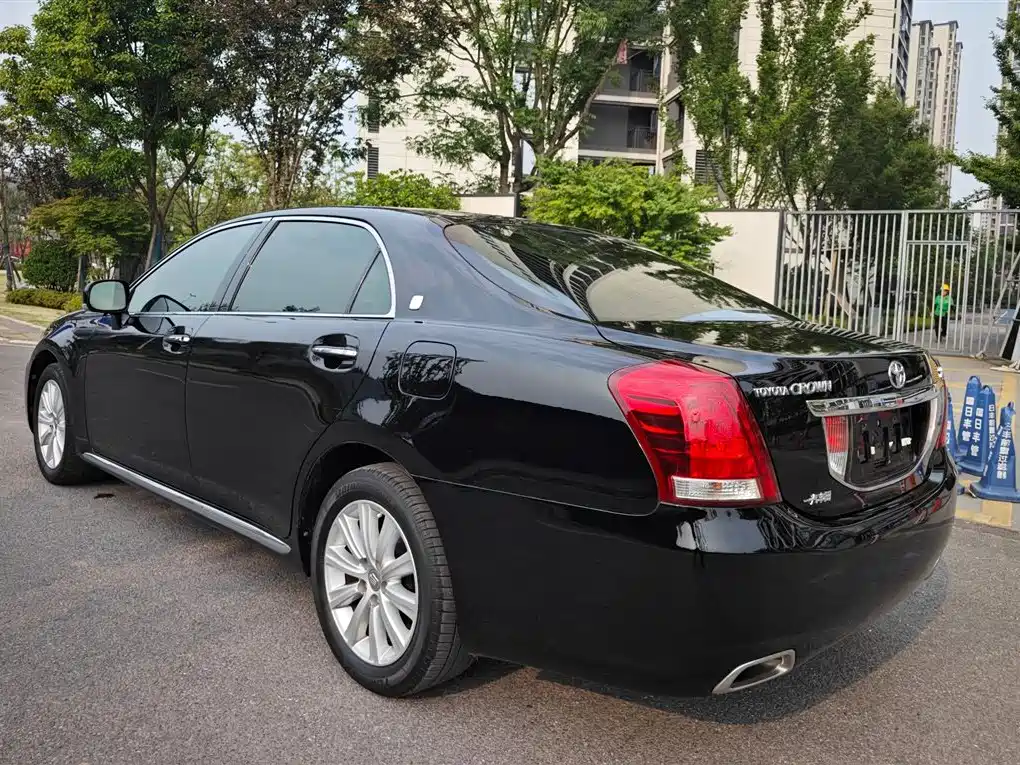Crown 2.5 L Royal Leather Sunroof Navigation