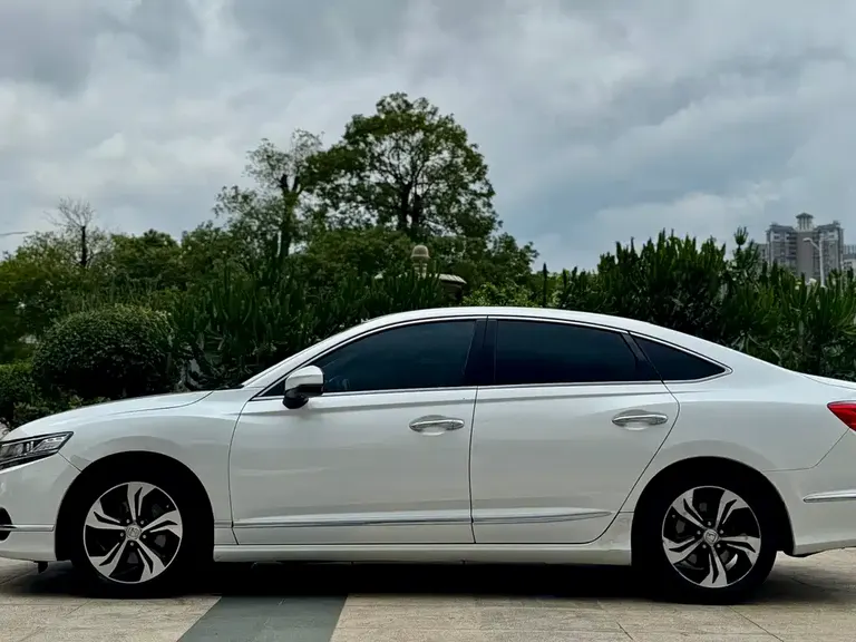 Honda Spirior 2.4 L Distinguished