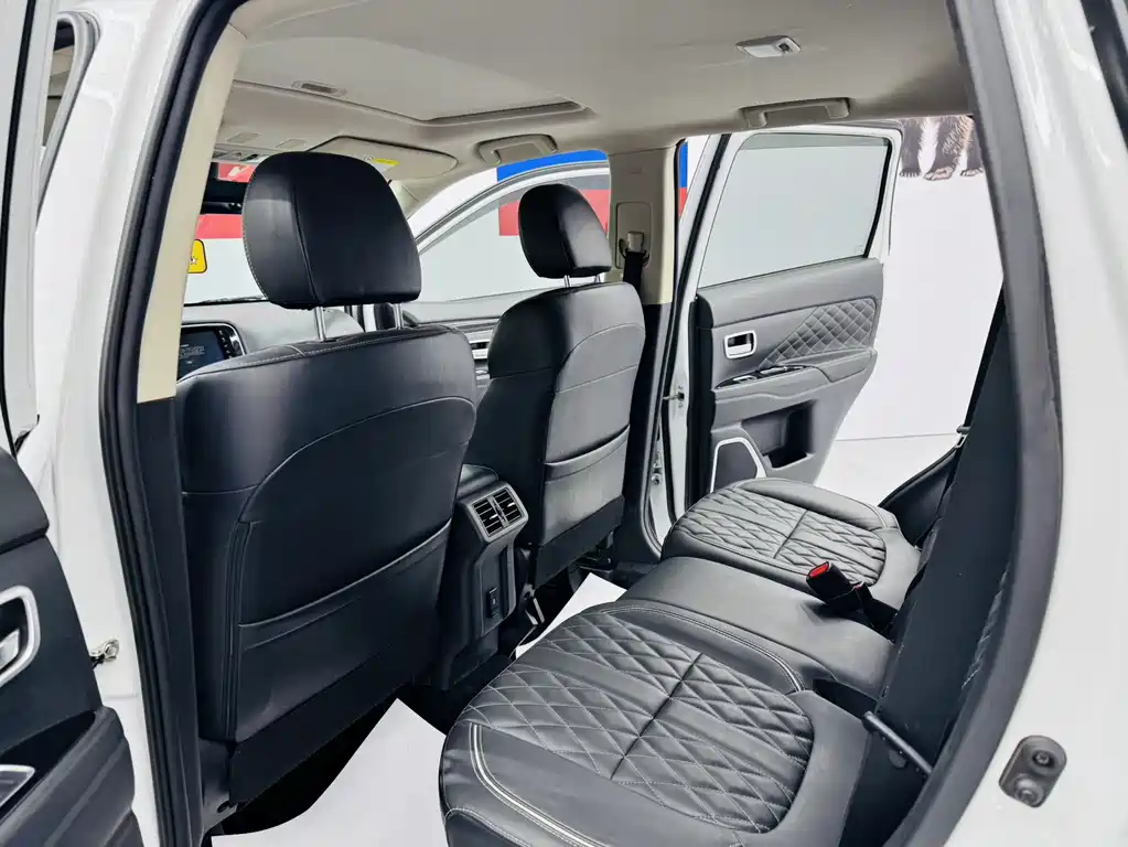 Outlander 2.0 L 2 WD Smooth Enjoyment 5-seat