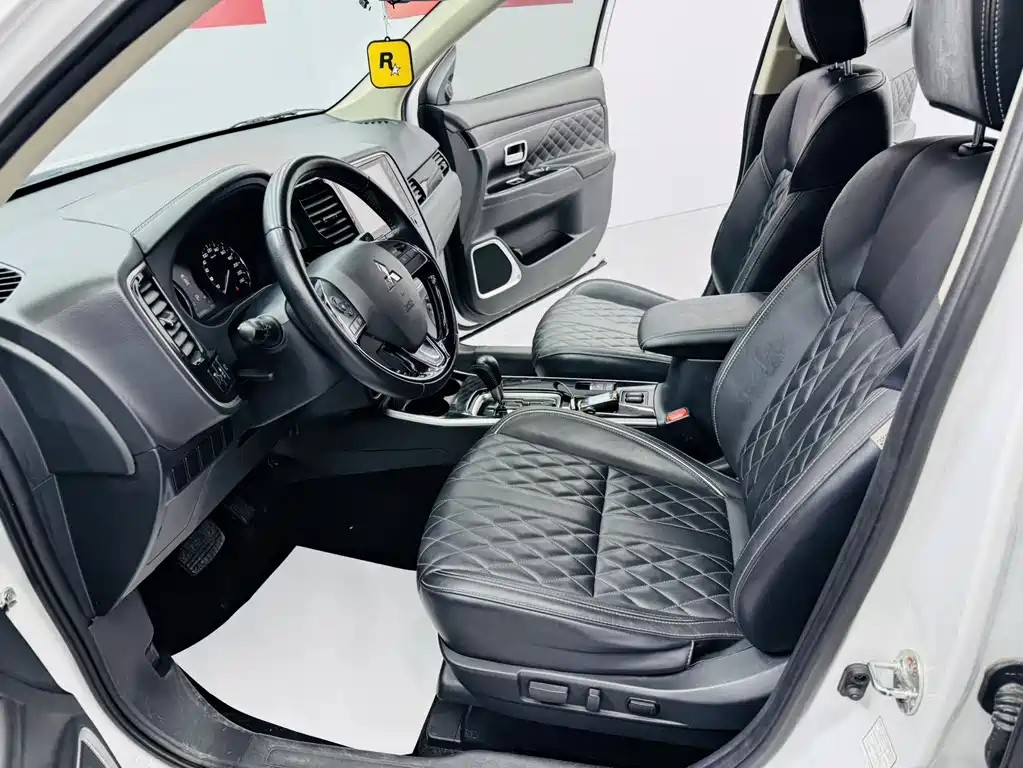 Outlander 2.0 L 2 WD Smooth Enjoyment 5-seat