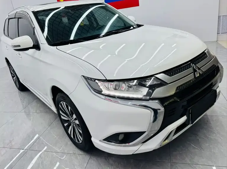 Mitsubishi Outlander 2.0 L 2 WD Smooth Enjoyment 5-seat