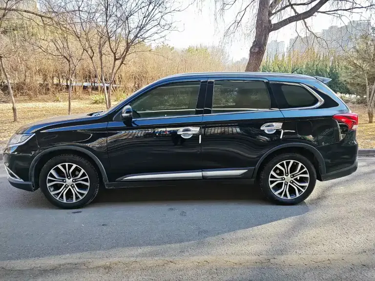 Mitsubishi Outlander 2.4 L 4 WD Elite 5-seat