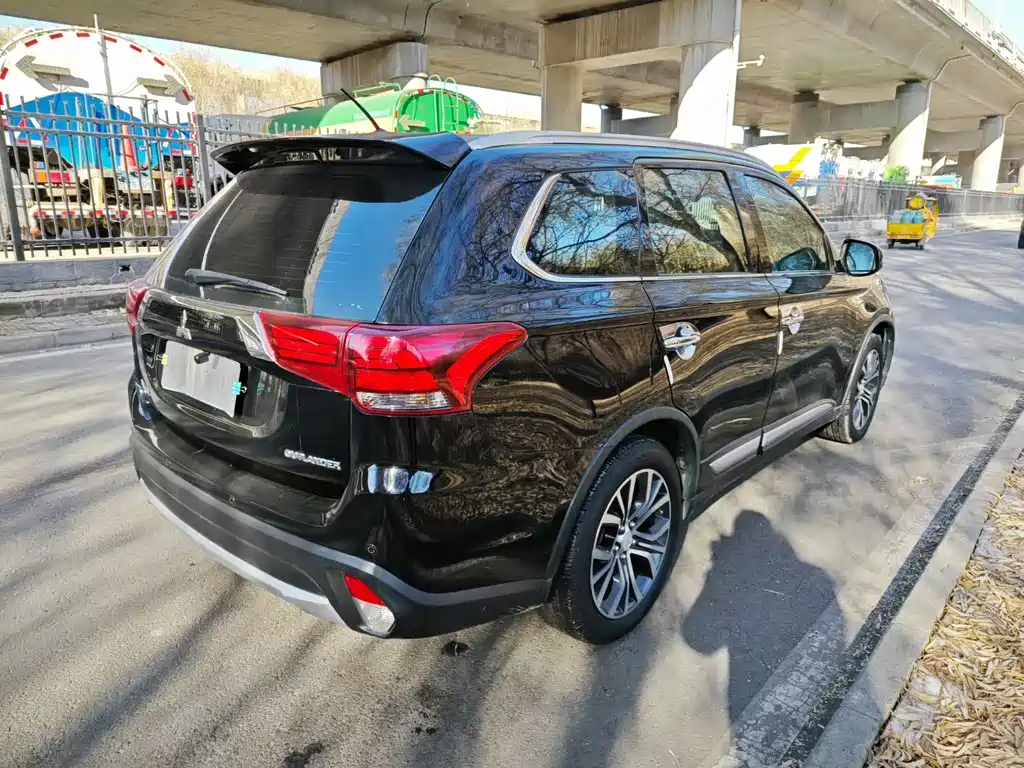 Outlander 2.4 L 4 WD Elite 5-seat