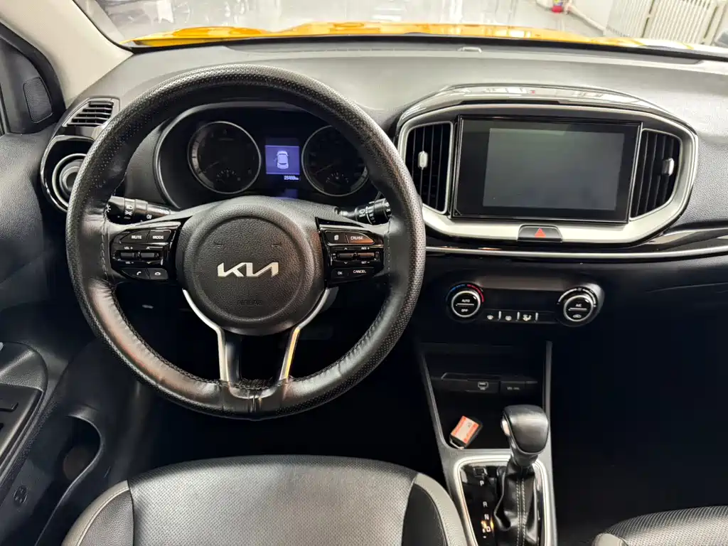 Stonic 1.4 L CVT Fun Enjoyment Sunroof