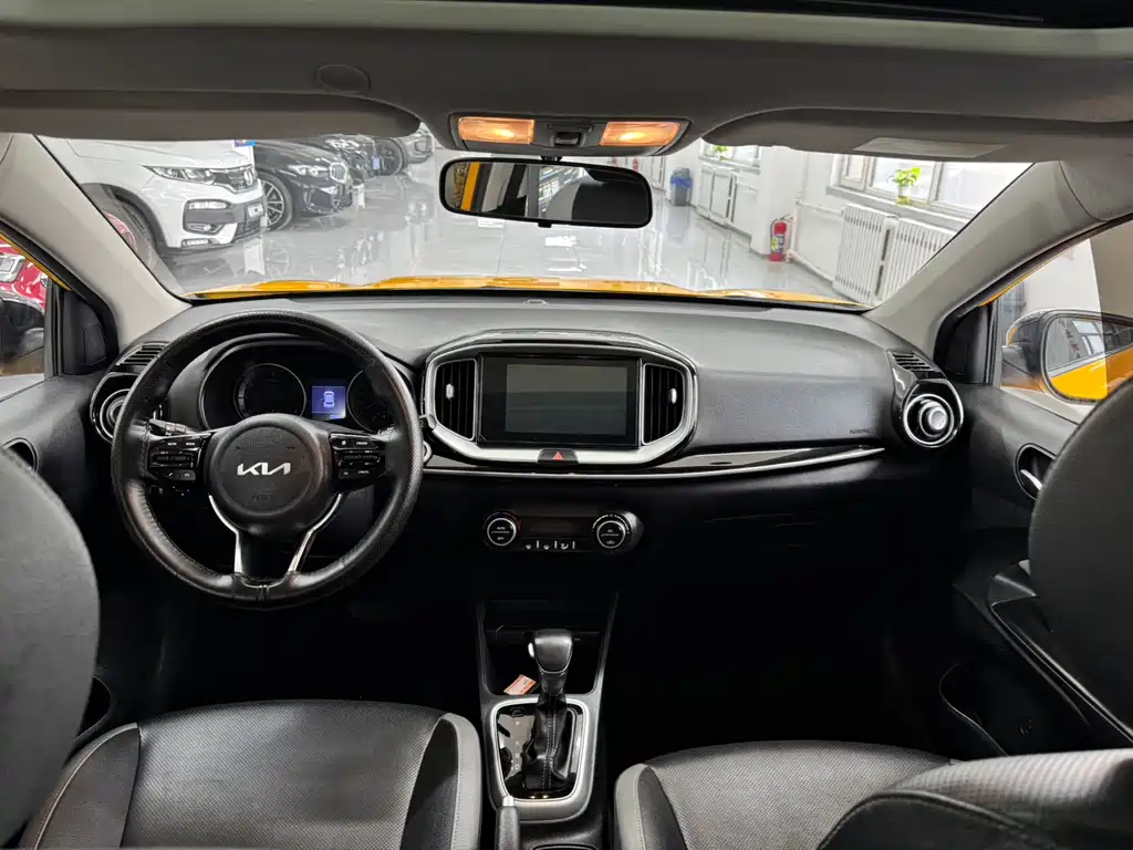 Stonic 1.4 L CVT Fun Enjoyment Sunroof
