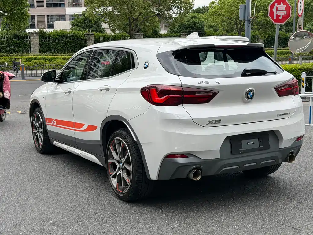 BMW X2 sDrive25 i Sharp Edge