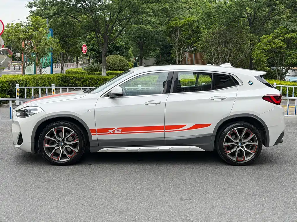 BMW X2 sDrive25 i Sharp Edge
