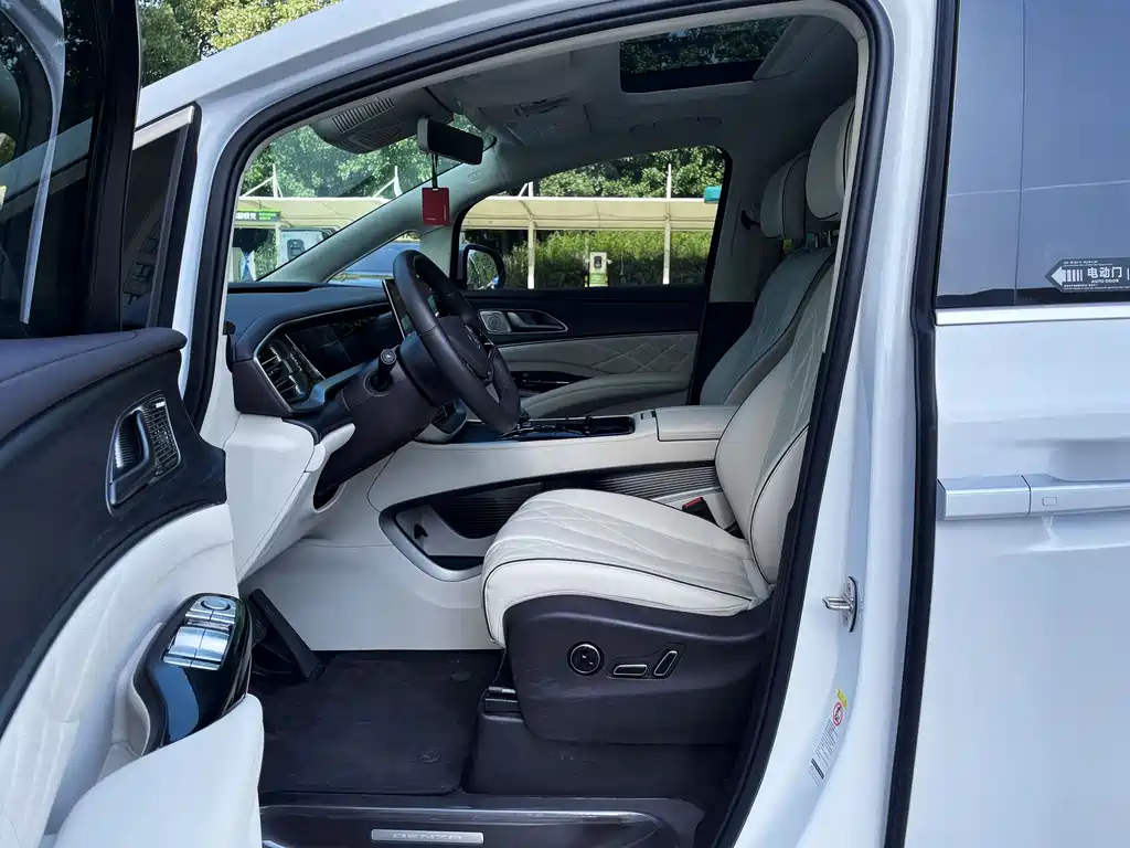 Denza D9 DM-i 980 4 WD Flagship