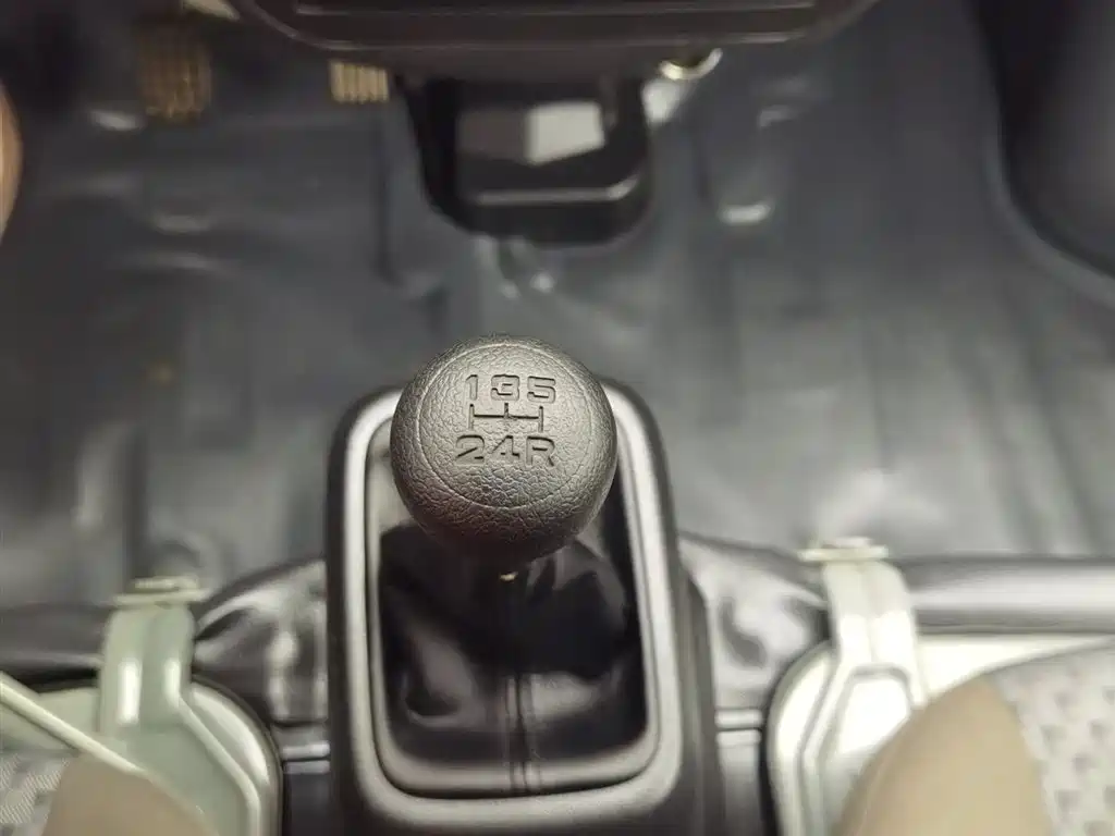 Wuling Zhiguang 1.5 L Utility 5 7-seat