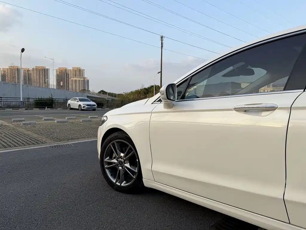 Mondeo 2.0 L GTDi240 Luxury Sport